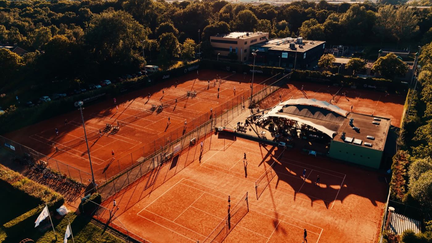 Het park van ZLTB met de blaashal van boven