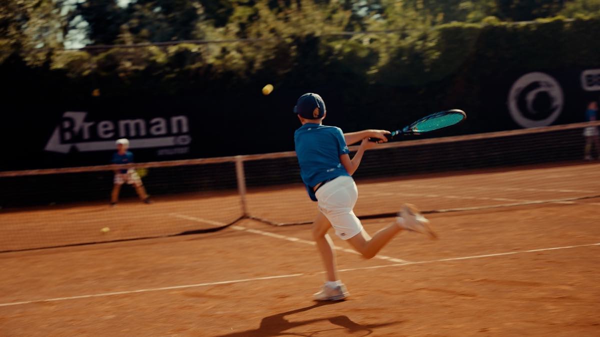 Kind slaat een forehand
