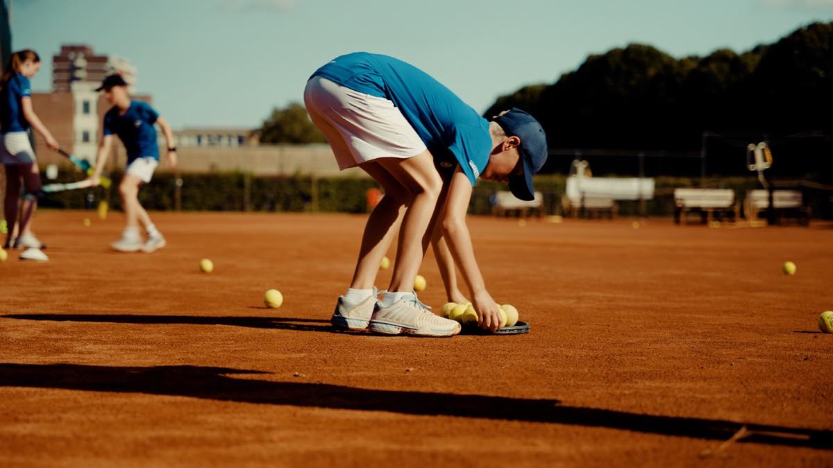 Kinderen ruimen ballen op